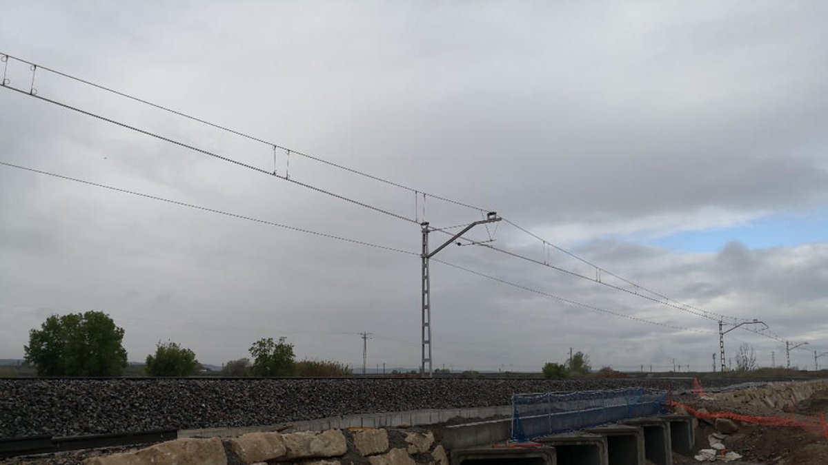 Imagen de un tramo reparado de la línea ferroviaria de ancho convencional en Puigverd de Lleida.