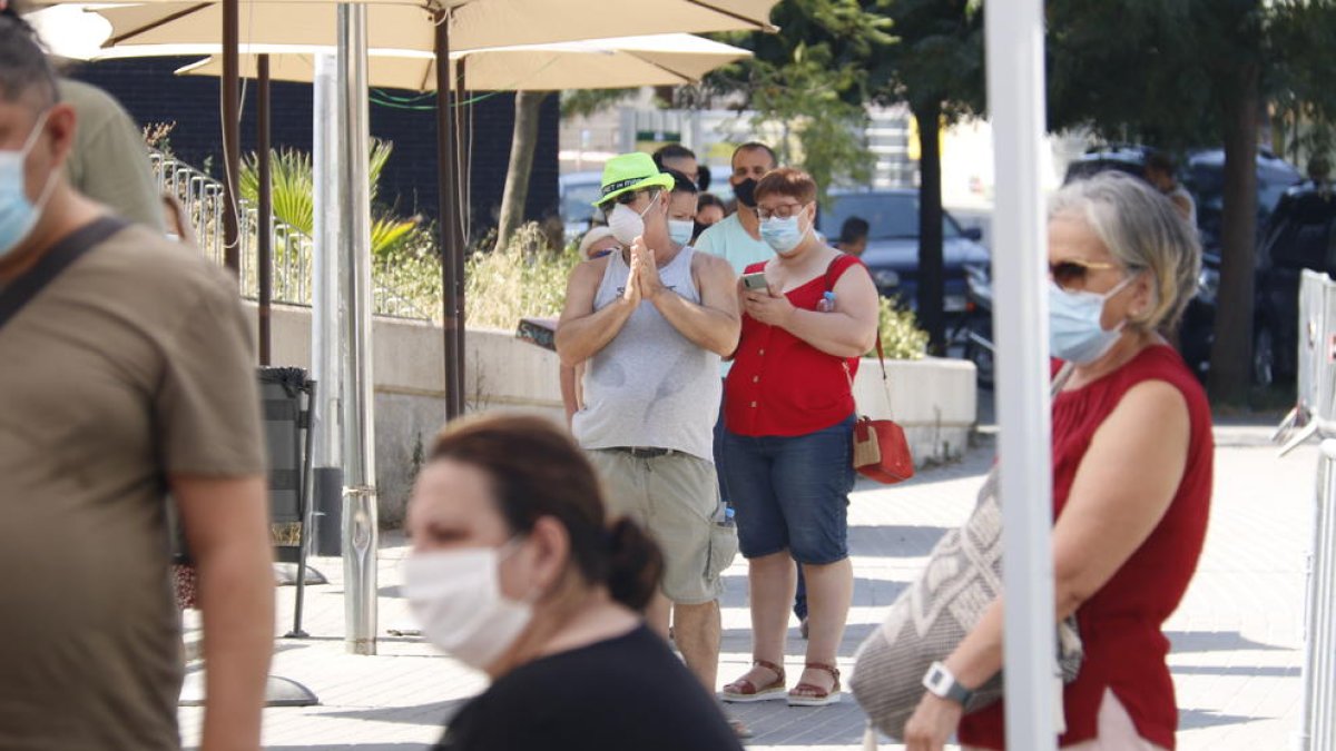 Pla de persones fent cua a Torre Baró per fer-se la prova PCR