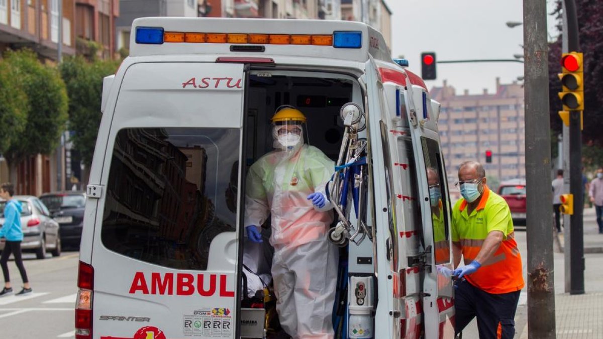 Una ambulància al centre de Gijón.