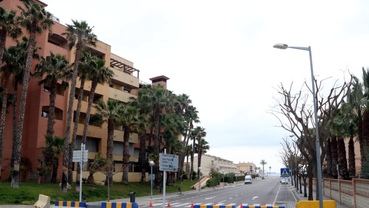 Bloques de hormigón instalados a uno de los accesos del núcleo de la Pineda, en Vila-seca, para evitar la entrada de vehículos.