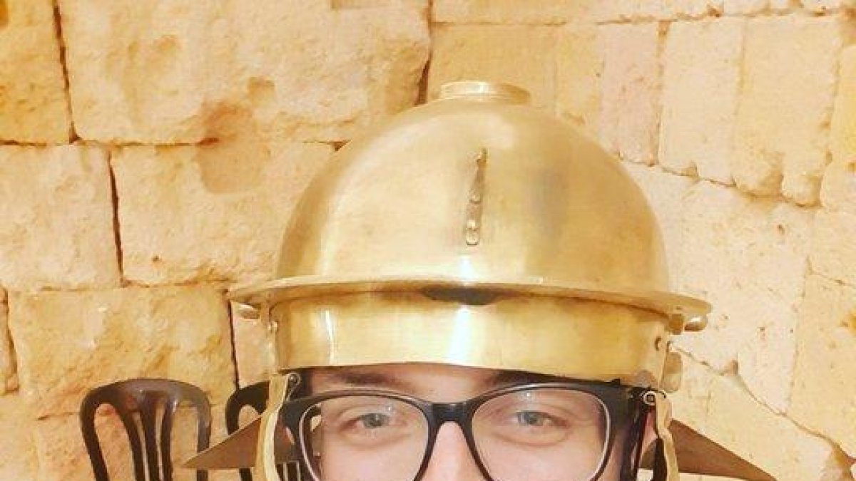 Hermán Pinedo, con un casco de soldado romano.