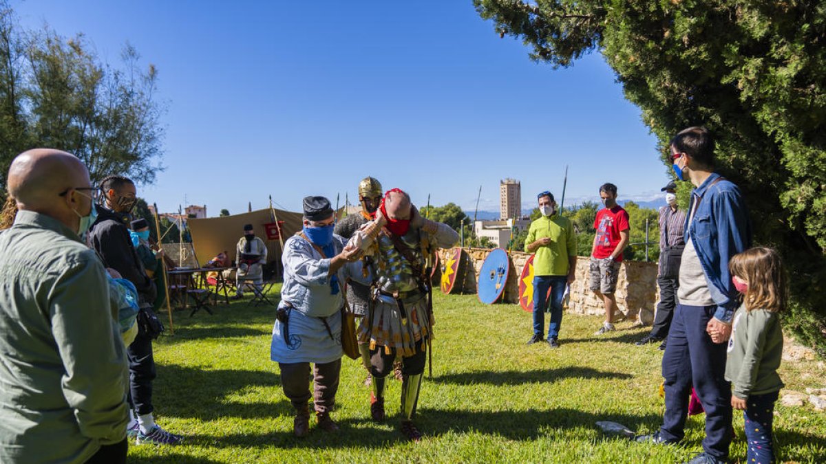 Un malalt és atès pel metge en un campament militar de l'època del Baix Imperi romà.