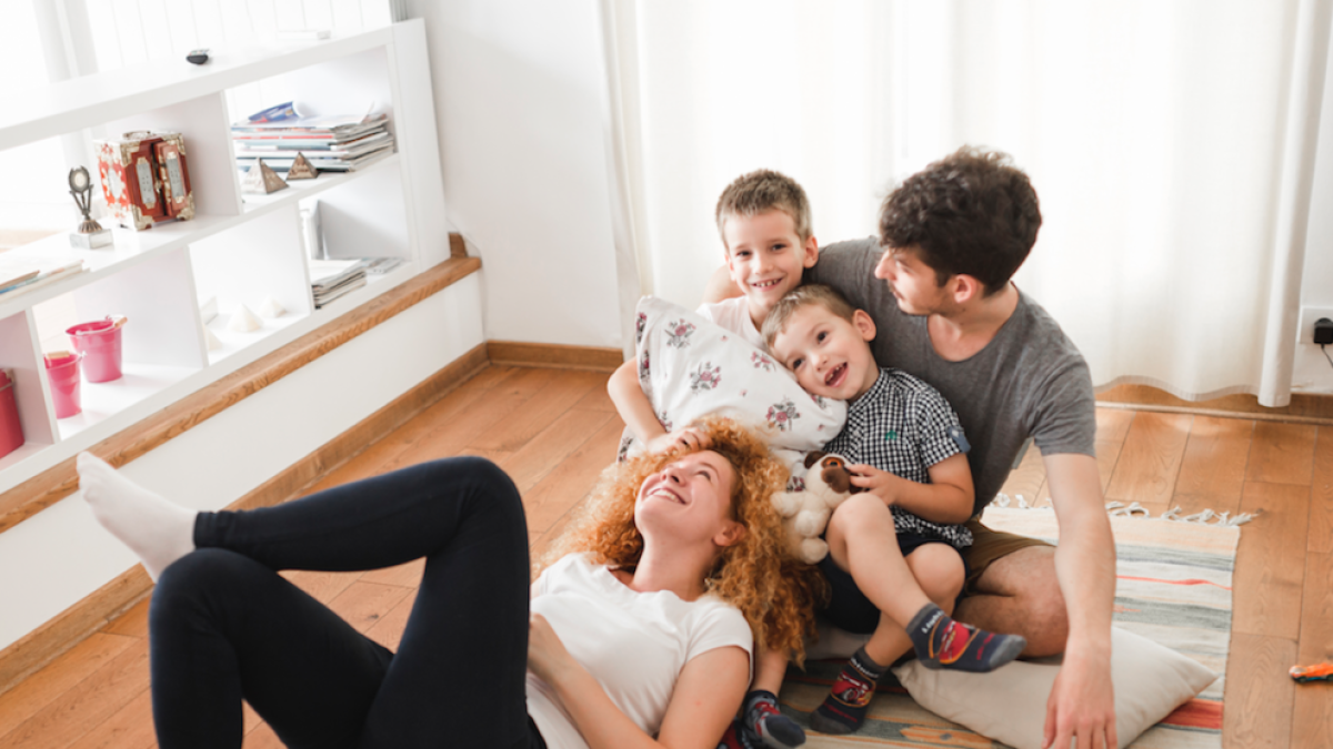 Imatge d'una família a l'interior de casa seva.