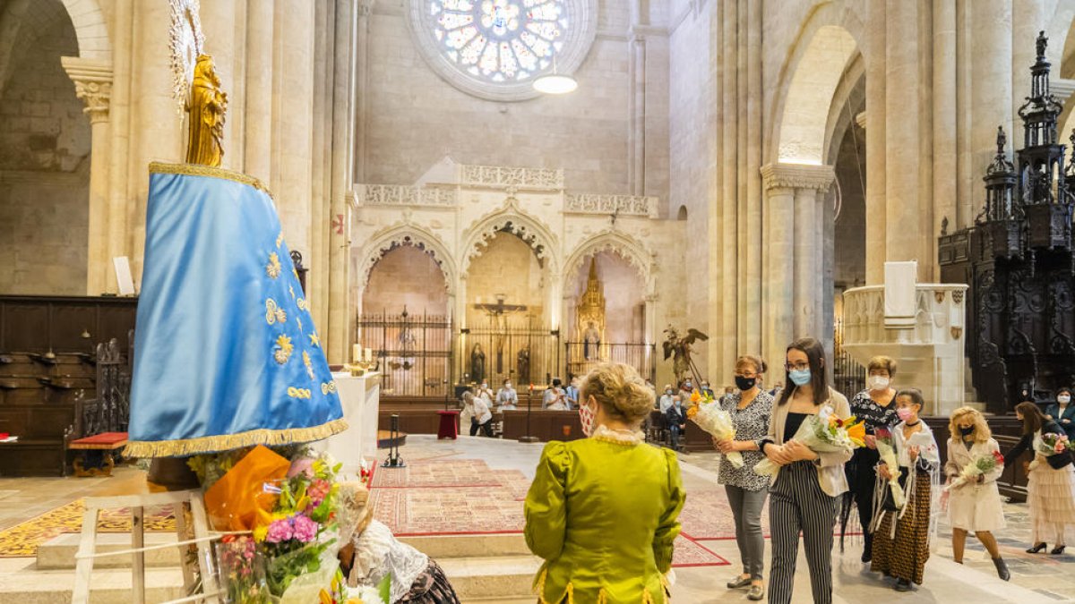 Ofrena floral als peus de la Mare de Déu del Pilar.