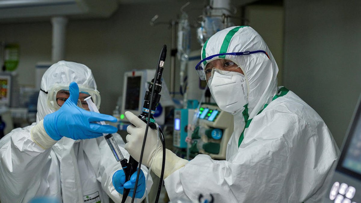 Personal médico a una unidad de cuidados|curas intensivos de un hospital chino dedicado al tratamiento de casos de coronavirus.