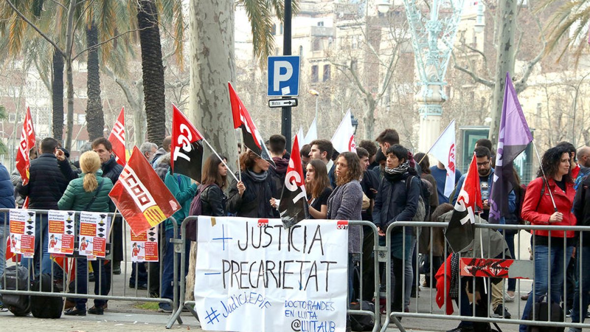 Imagen de la concentración de Doctorandos en Lucha delante de las puertas de la Audiencia de Barcelona.