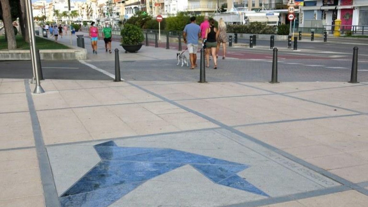 Imatge del mosaic instal·lat al passeig marítim de Cambrils.