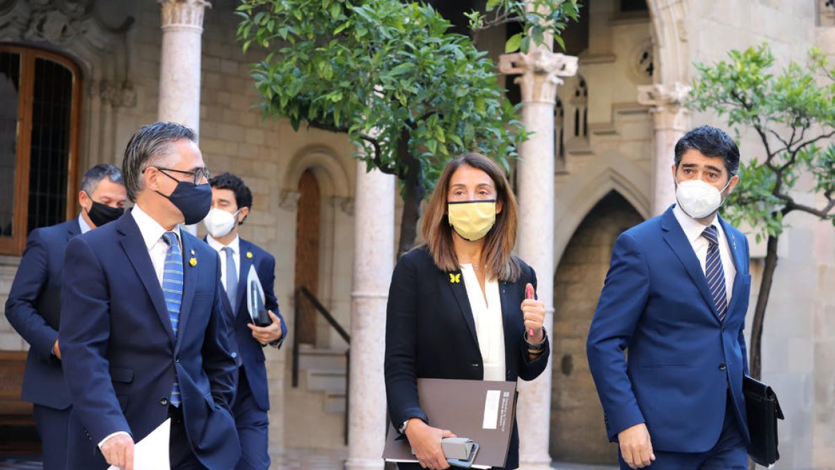 La portaveu del Govern, Meritxell Budó, amb els consellers Ramon Tremosa i Jordi Puigneró, abans de la reunió del Consell Executiu a Palau.
