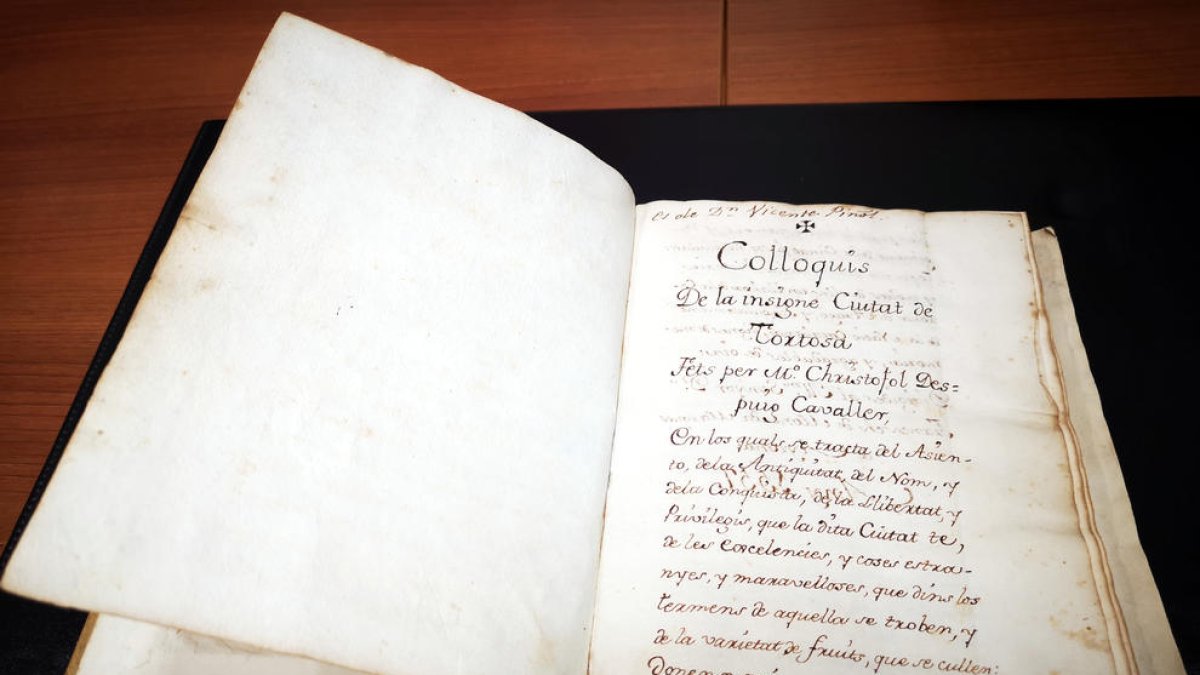 Primer pla del manuscrit dels 'Col·loquis' de Despuig que ha adquirit el Consell Comarcal del Baix Ebre.
