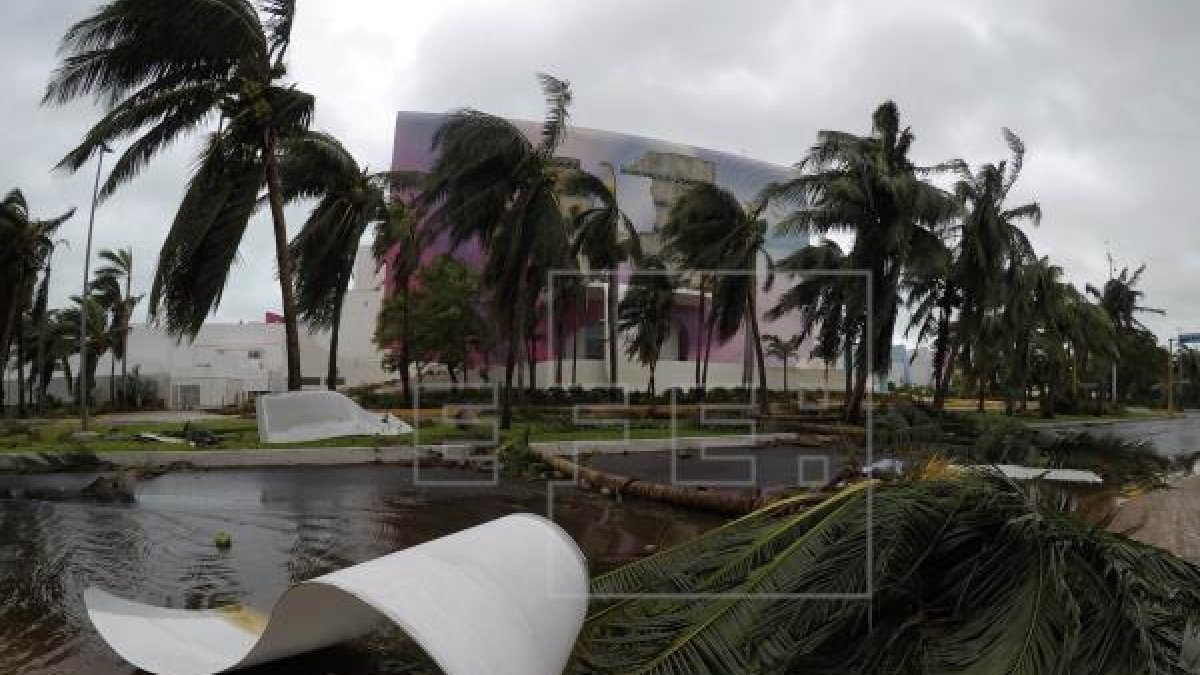 Fotografía de los daños causados por el paso del huracán Delta en el balneario de Cancún, en el estado de Quintana Roo (México).