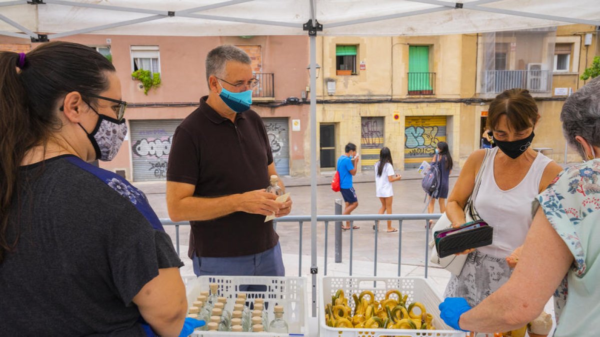 El alcalde, Pau Ricomà, en uno el punto de recogida del agua de Sant Magí y de los botijos en la plaza de la Pagesia.