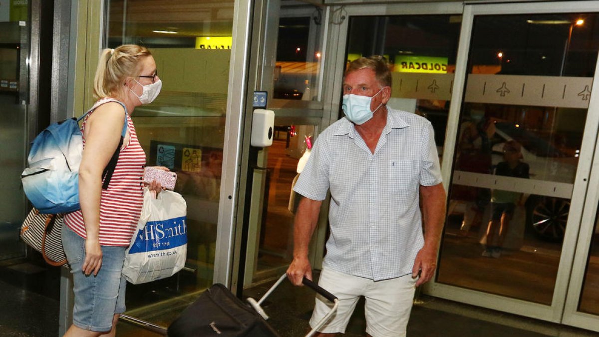 Uns viatgers amb mascareta a l'Aeroport, en una imatge d'arxiu.