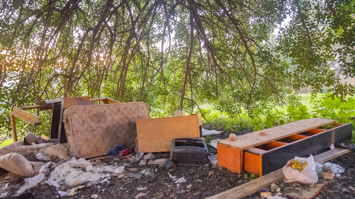 Muebles y algún colchón en la zona.