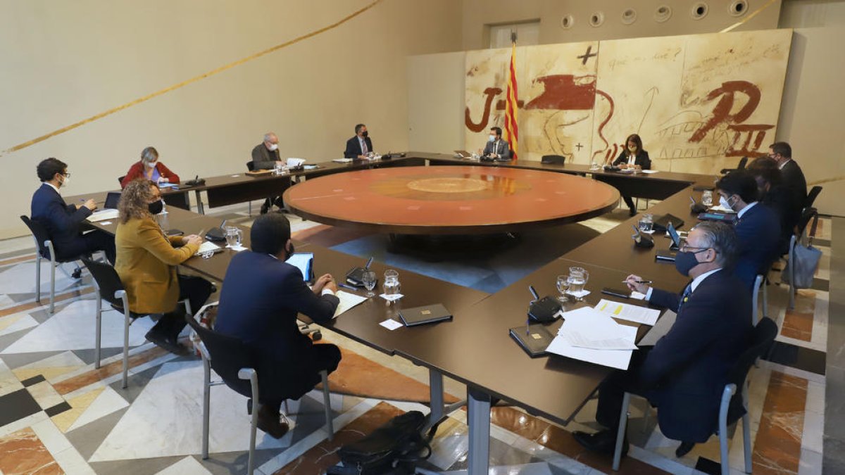Pla general de la reunió del Consell Executiu del Govern a Palau .