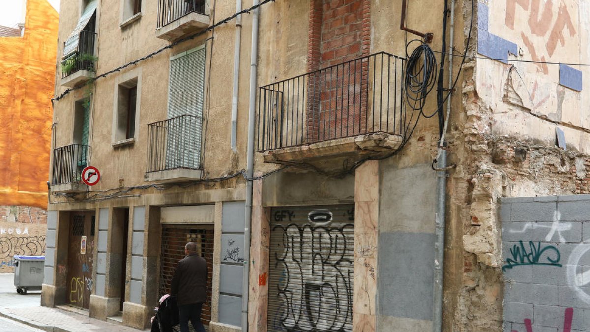 El número 24 de la calle Sant Esteve había acogido anteriormente, según denuncia el vecindario, ocupas.