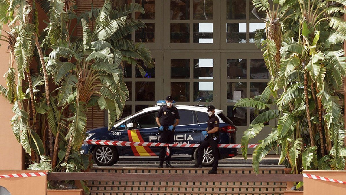 Agents de la Policia Nacional vigilant l'accés a l'hotel