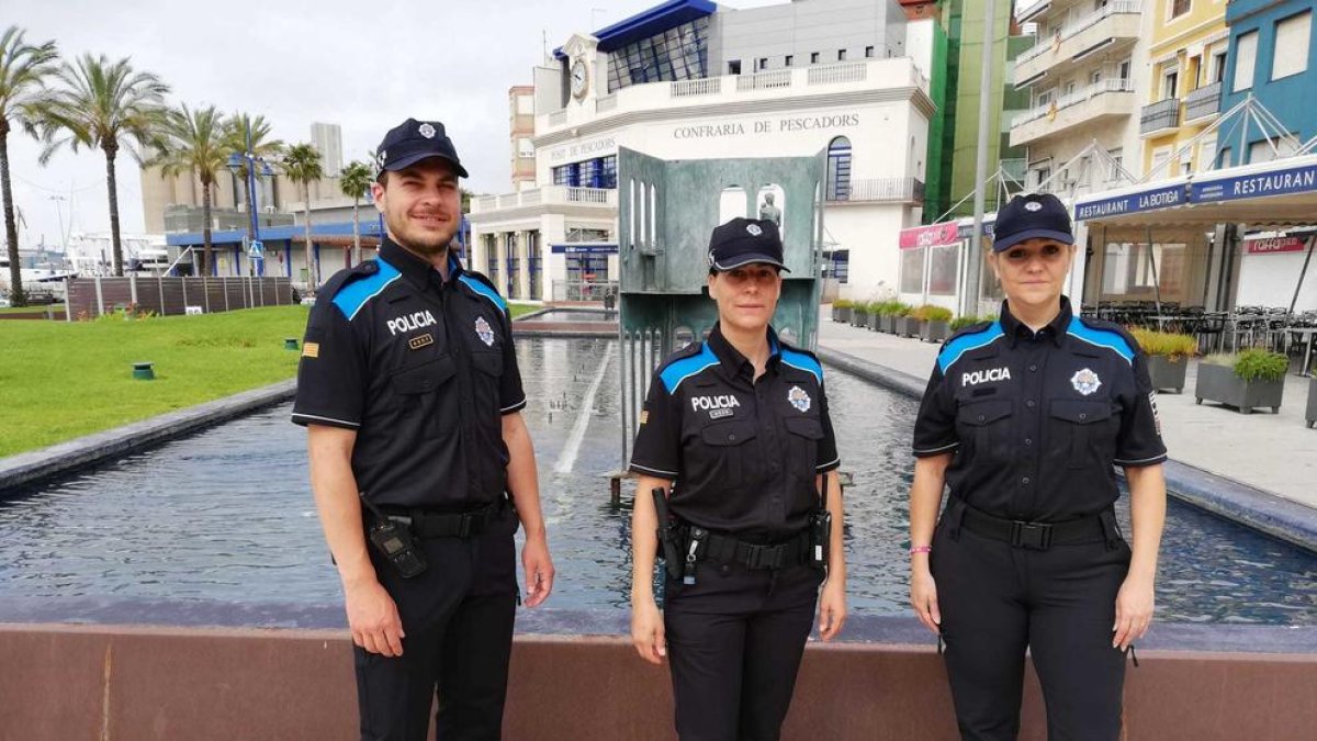 Tres agentes de la Policia Portuària con el nuevo uniforme.