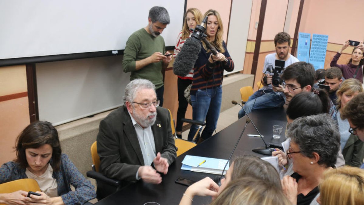 El secretario de Salud Pública, Joan Guix, y la doctora Assumpta Ricard, ayer dieron detalles del primer caso detectado en Catalunya.