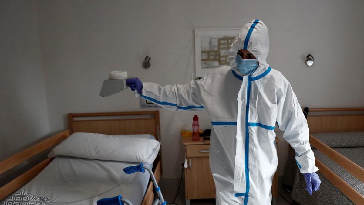 Un operari treballa en la desinfecció amb ozó de la residència Casablanca, en el barri madrileny de Villaverde.