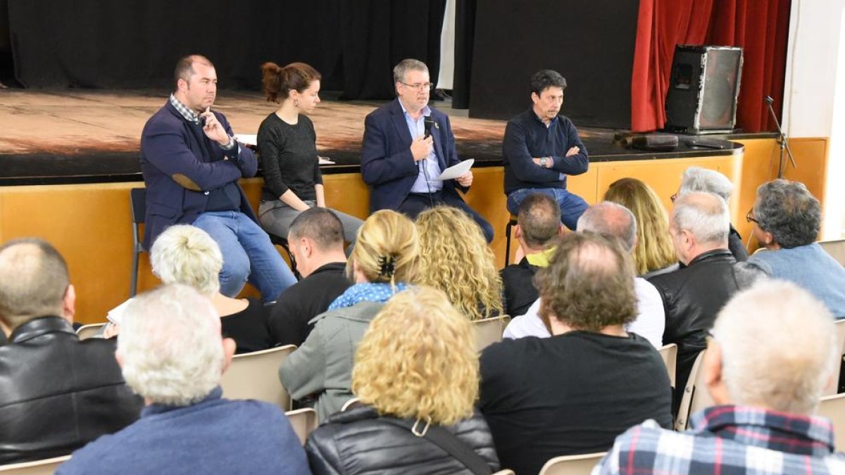 L'alcalde de Tarragona, Pau Ricomà, amb altres membres del govern municipal durant la reunió amb representants veïnals al Centre Cívic de Torreforta.