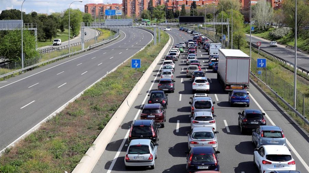 Miembros de la policía municipal de Madrid realizan un control de tráfico este miércoles.