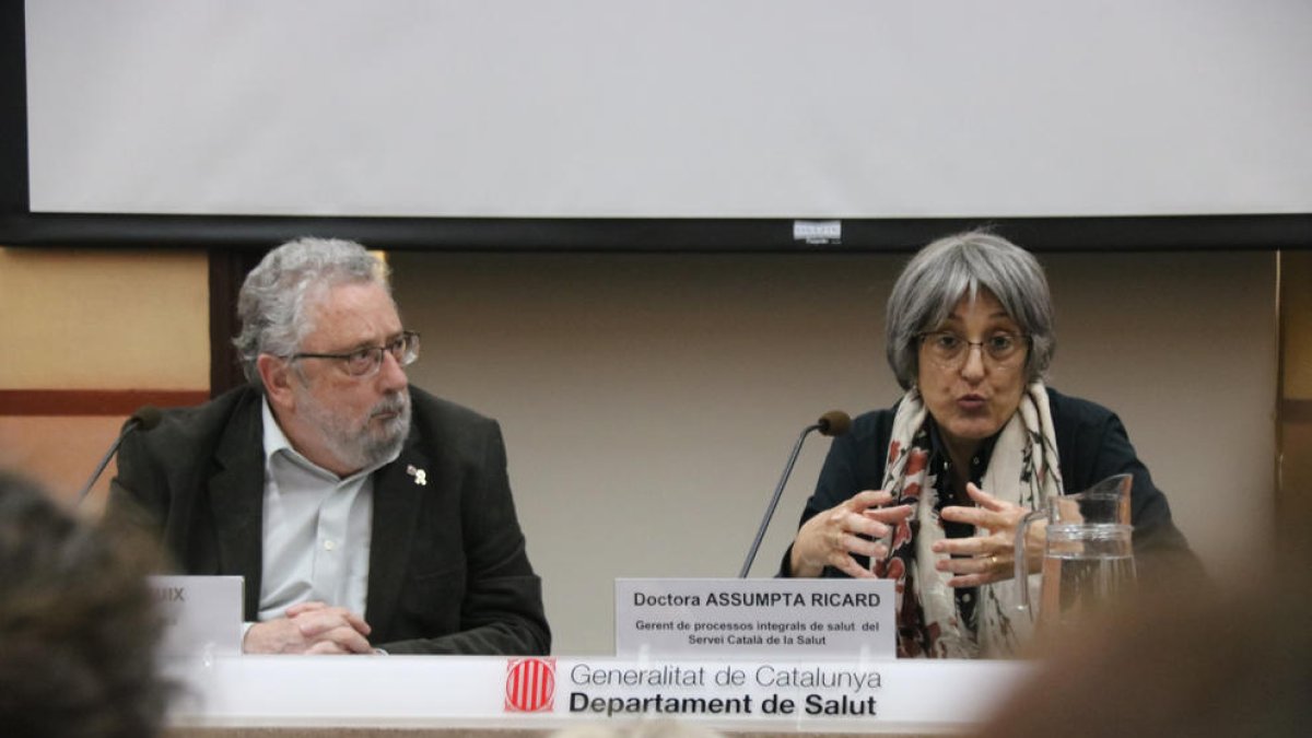 El secretari de Salut Pública, Joan Guix, i la doctora Assumpta Ricard, donen detalls del primer cas de coronavirus a Catalunya.