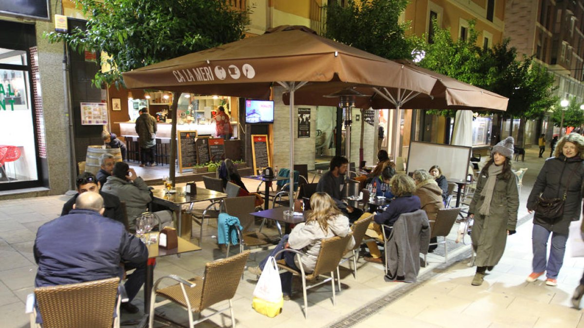 Imagen de archivo de una de las terrazas de bar que hay en la calle August.