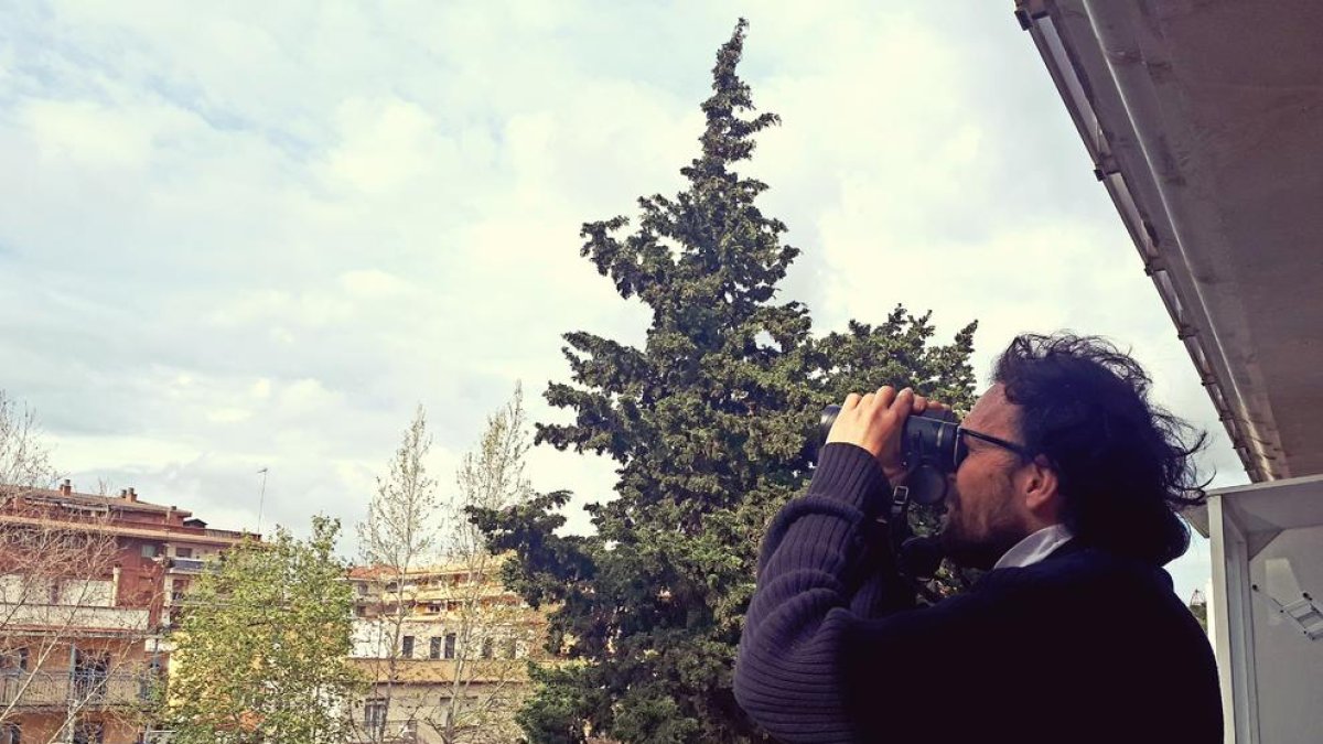 Eugeni Capella haciendo una observación de pájaros desde Salou.