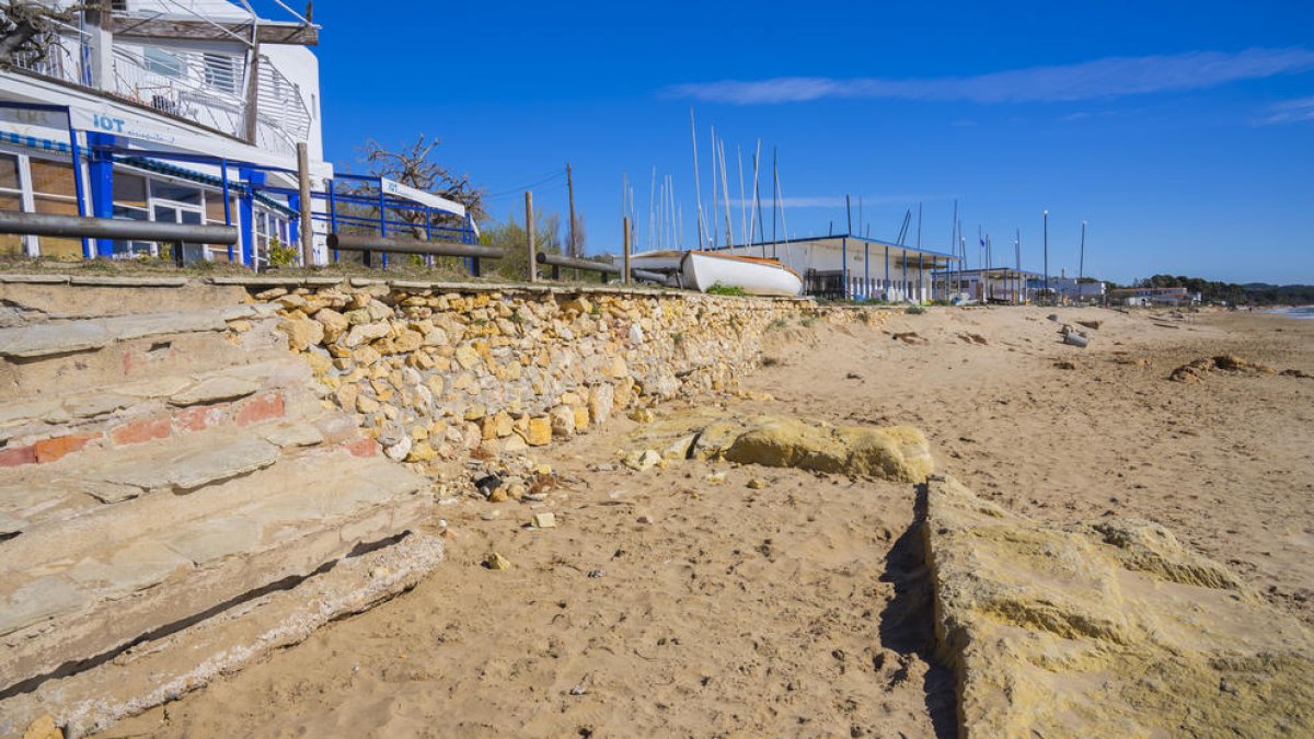 Restos de la base de la pedrera en el espacio de la playa Larga conocido como la Porrassa.