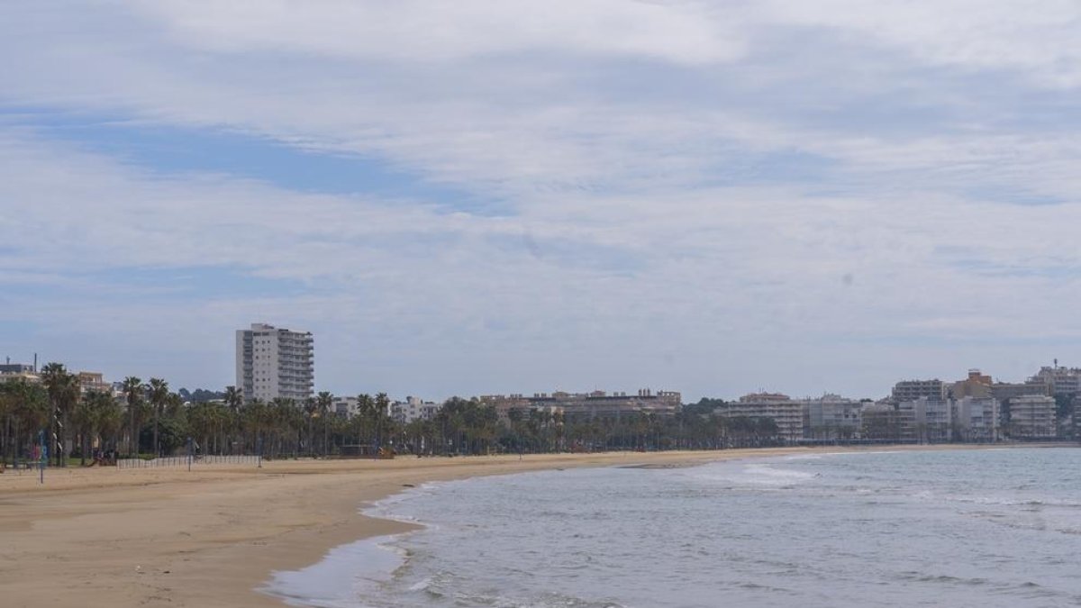 La playa de Llevant de Salou, una de las más concurridas durante la Semana Santa, ofrecía ayer una imagen inédita.