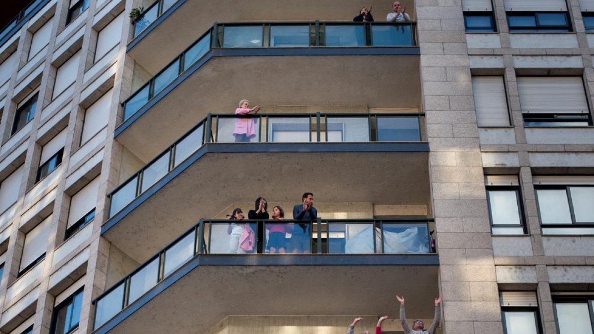 Una imagen de archivo de personas en los balcones.