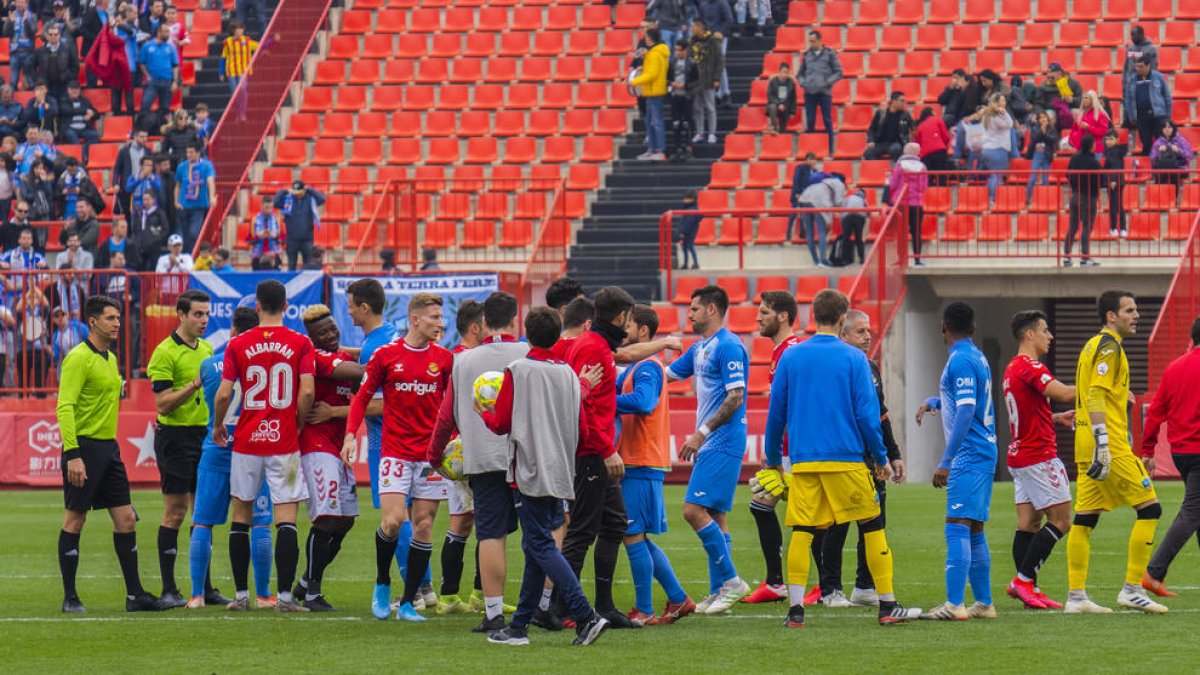 Els jugadors del Nàstic i del Lleida saludant-se al final del partit.