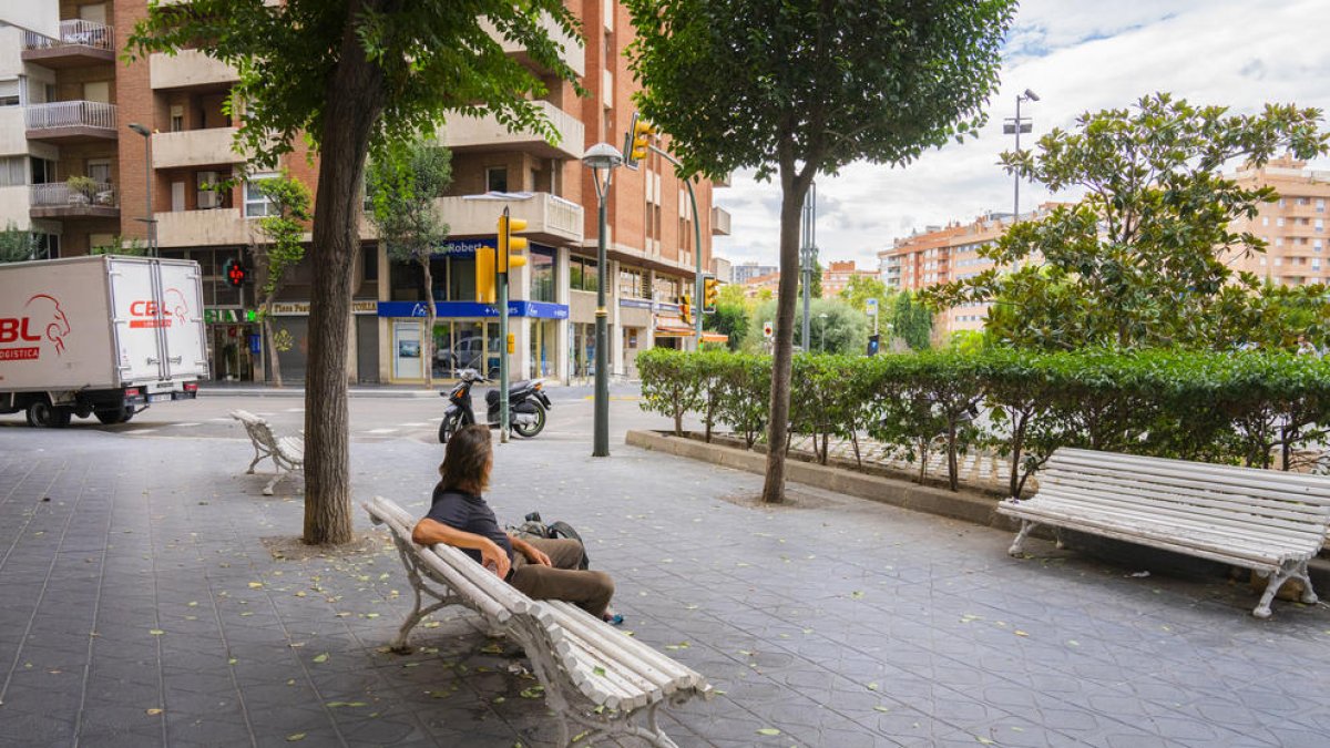 L'incivisme d'alguns sense sostre a Pere Martell va en augment, segons els veïns de la zona.