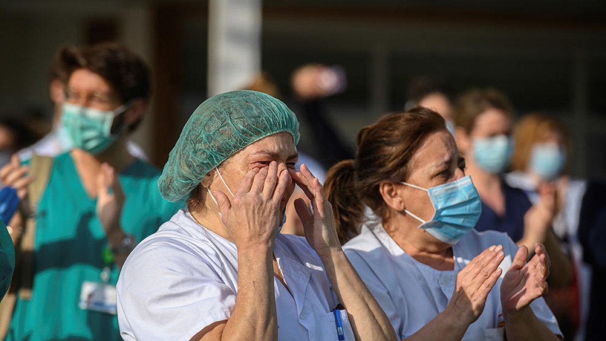 Personal sanitario en las puertas de un hospital, en Madrid.