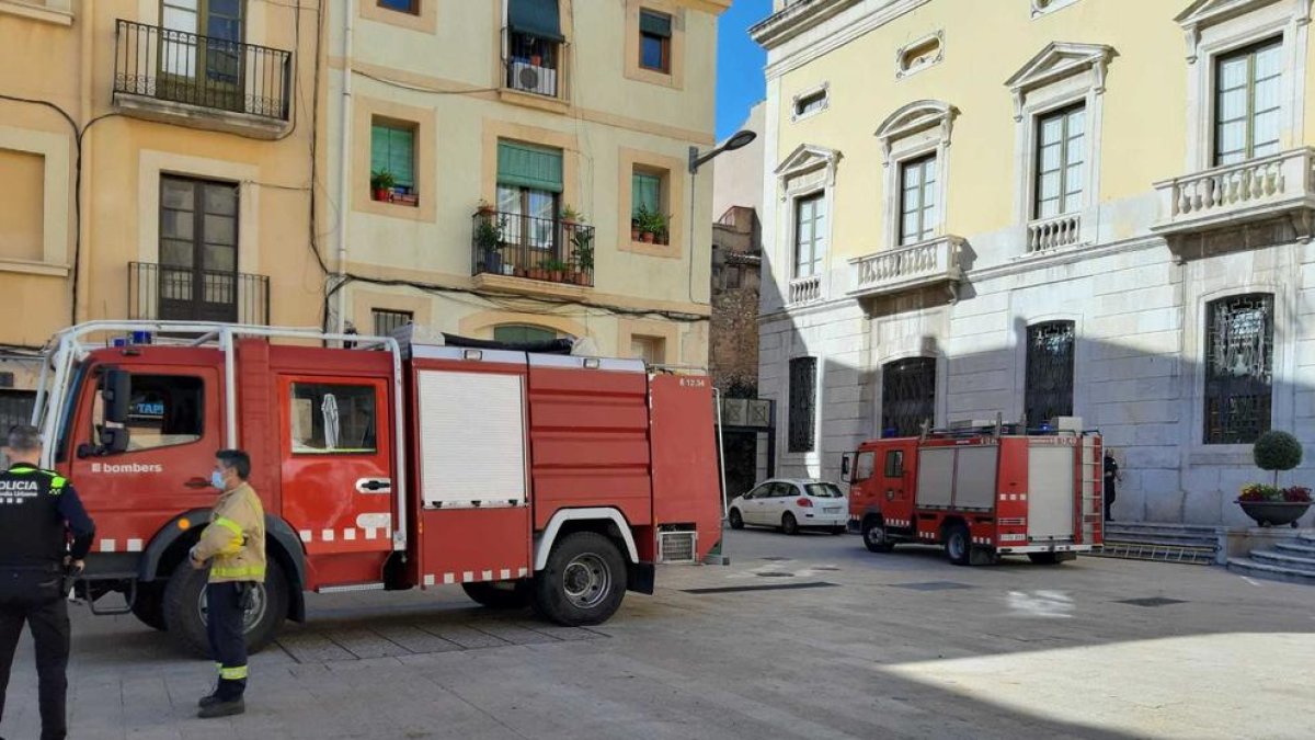 Dues dotacions de Bombers a la plaça de la Font.