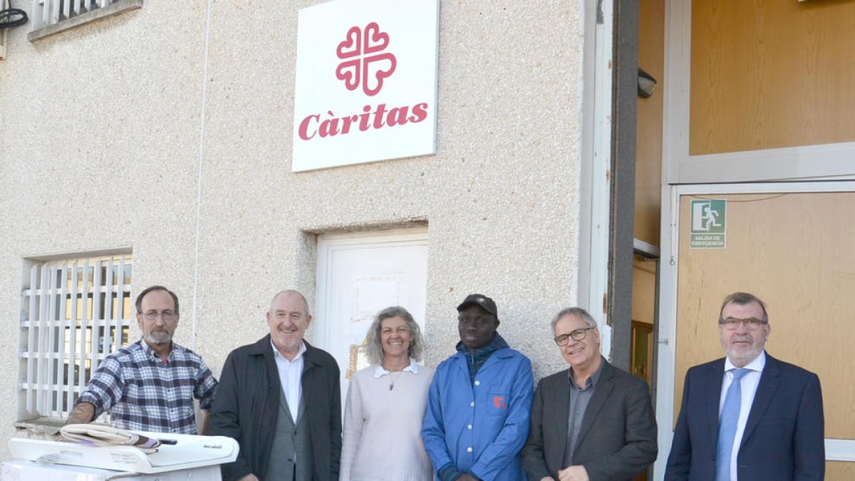 Representados de la Red Santa Tecla durante la entrega del material a Càritas.