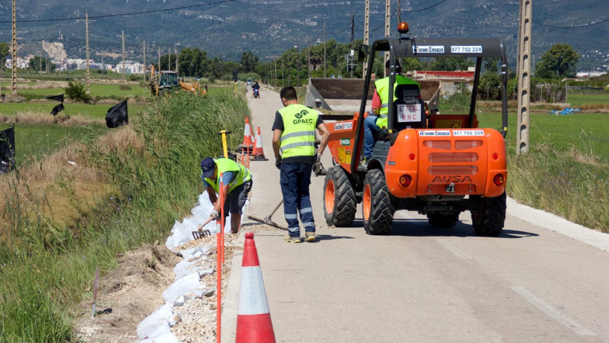 Imagen de archivo de operarios trabajando en el arreglo de la carretera del Pueblo Nuevo.