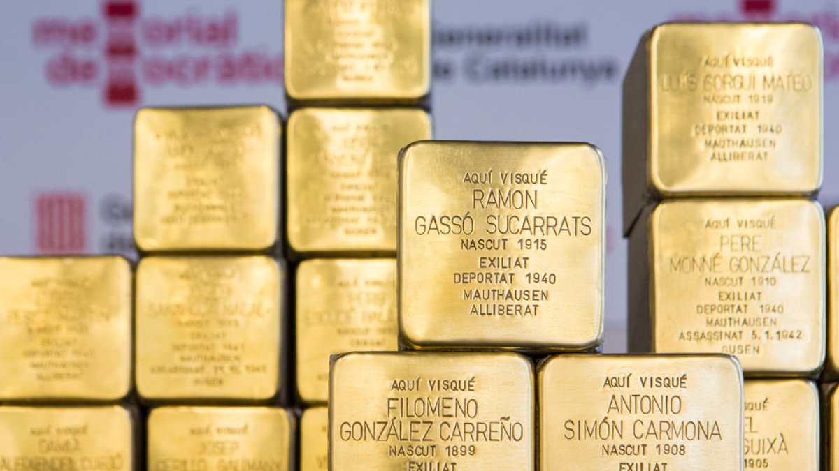 Llambordes stolpersteine en record de les persones que van ser víctimes del nacionalsocialisme i que seran col·locades properament.