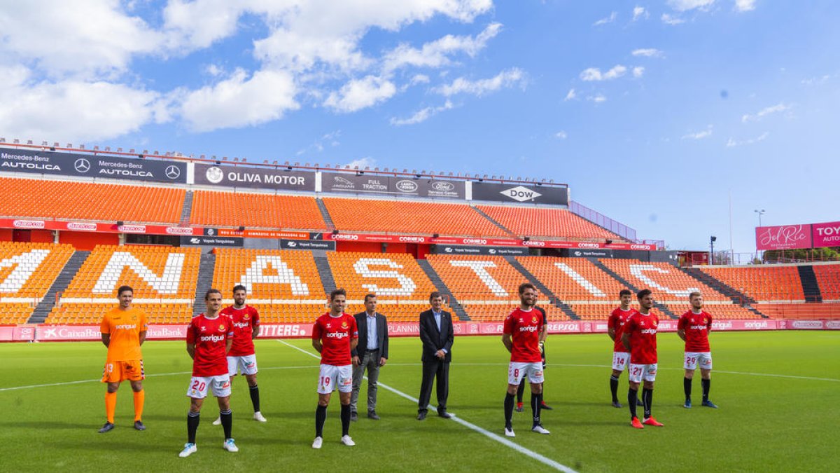 Las ocho incorporaciones con Carlos Vicente, fichado por la Pobla, el presidente, Josep Maria Andreu, y el director deportivo, Sergi Parés.