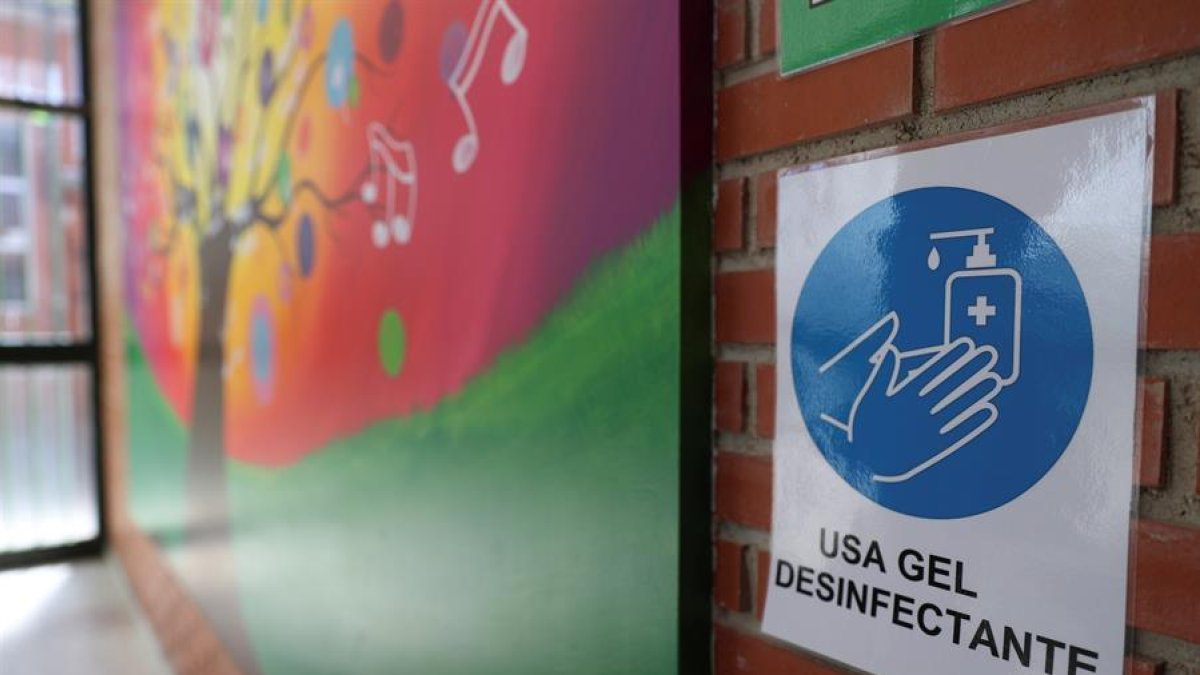 Mensaje para fomentar la higiene en uno de los pasillos del Colegio Jaime Vera de Torrejón de Ardoz, Madrid.