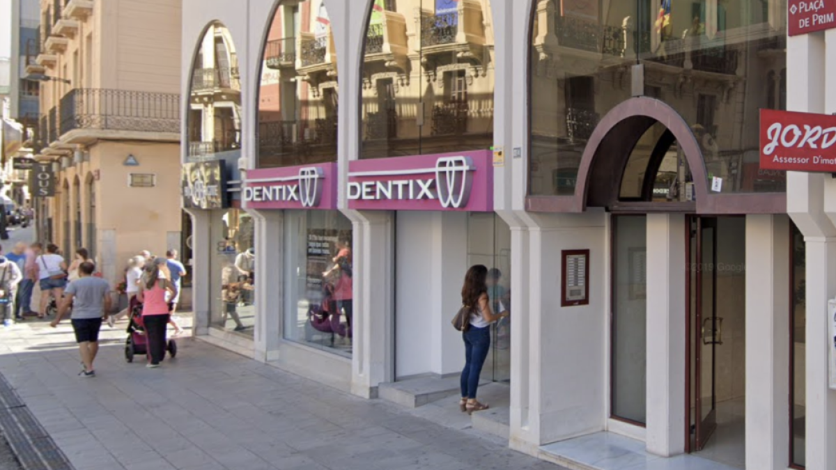 Imatge d'arxiu d'un establiment de la clínica dentl a la plaça Prim de Reus.