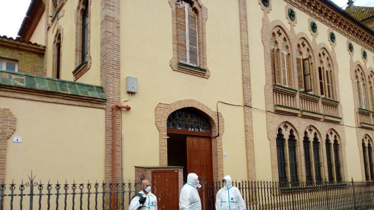 Tres efectius de l'exèrcit de terra davant la residència Sant Antoni Abad de l'Arboç, on han fet tasques de descontaminació