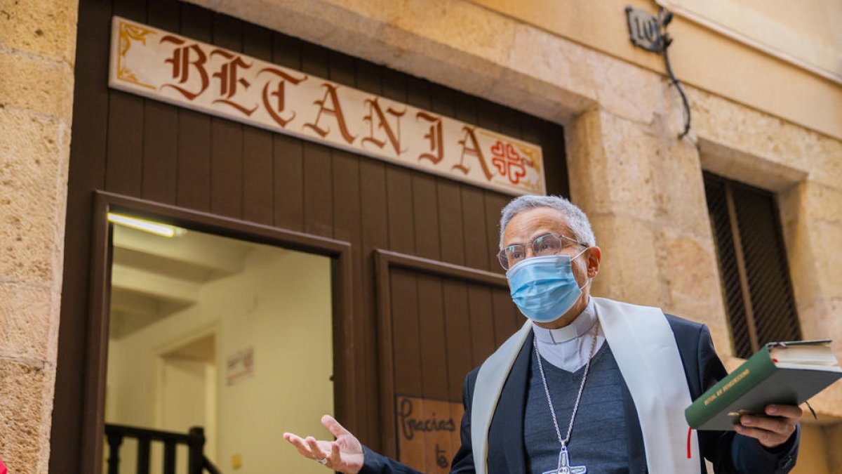 El arzobispo Joan Planellas en el momento de la bendición del nuevo centro de Càritas en Tarragona.