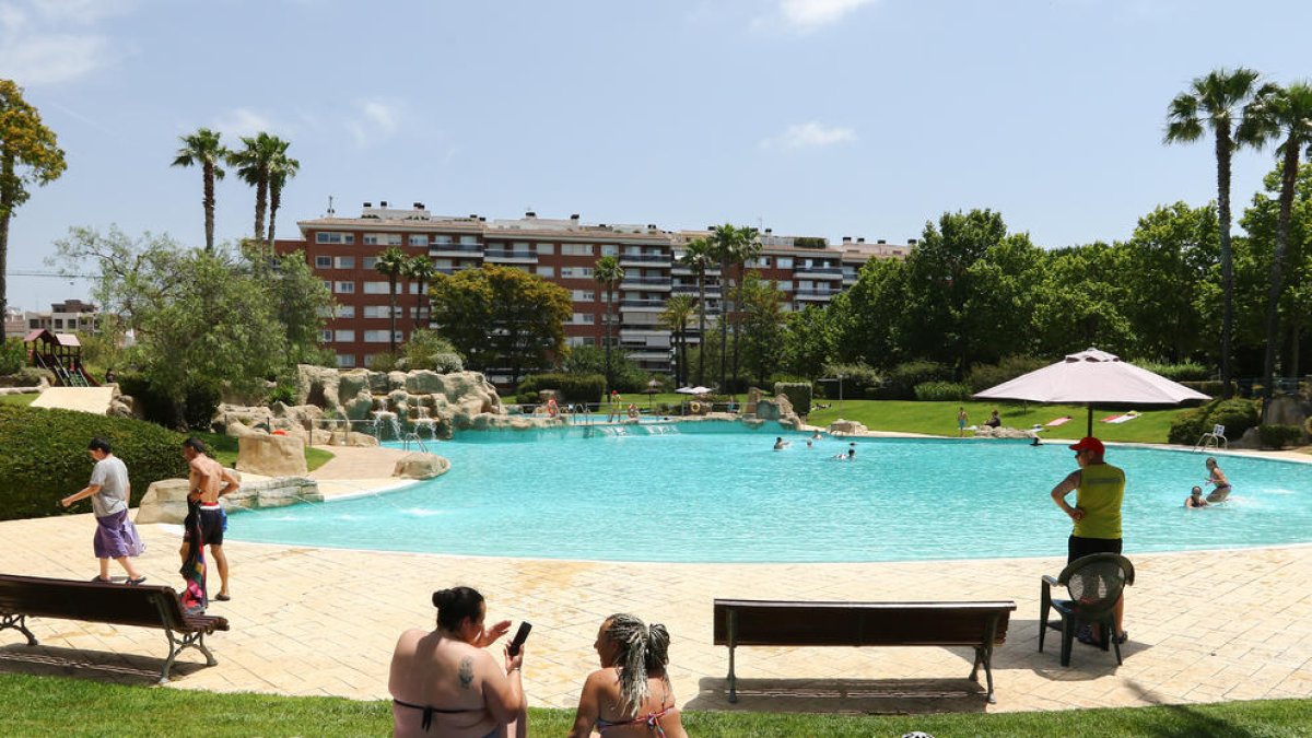 Una imatge de les piscines l'estiu de l'any passat que, enguany, no es tornarà a repetir.