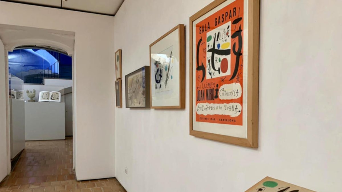 Plano general de la exposición 'Perucho-Miró. La Fundació Miró al Vendrell'? instaurada en la Fundación Apel·les Fenosa.