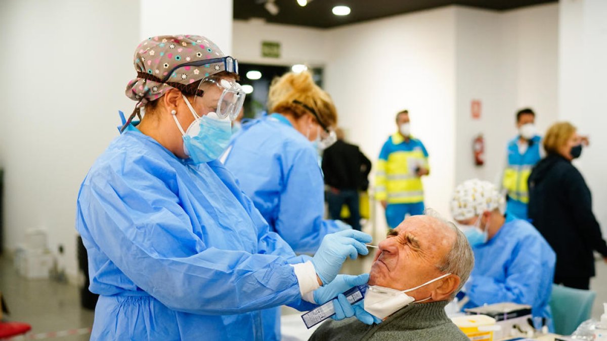 Una sanitària realitzant un tests d'antígens a Espanya.