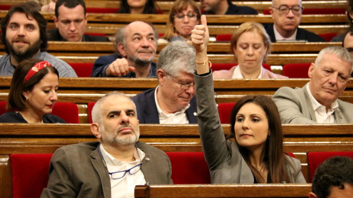 Pla mitjà de Carlos Carrizosa i Lorena Roldán amb el dit amunt en el ple del Parlament del 7 de febrer del 2020