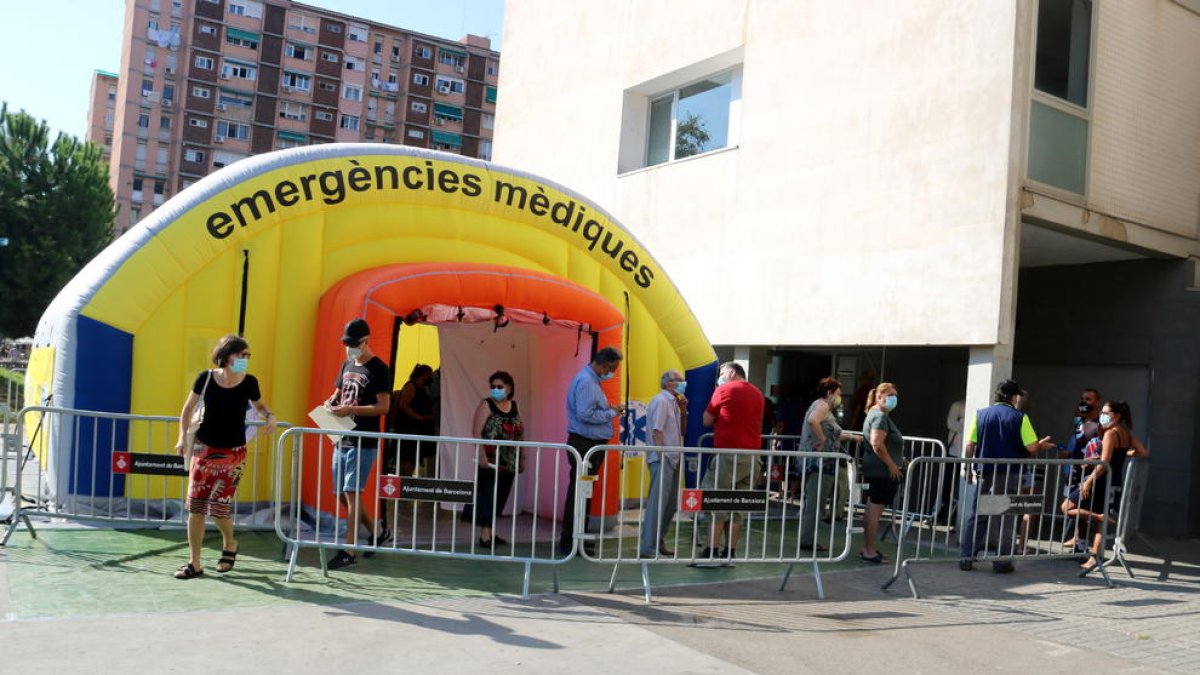 Carpa donde se ha hecho el cribado masivo para detectar casos de coronavirus en el Besòs.