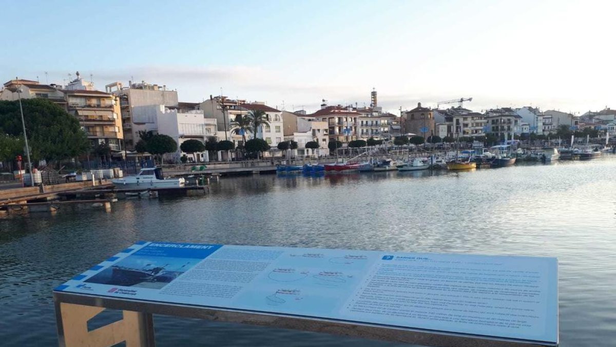 Un dels panells amb el port de Cambrils de fons.