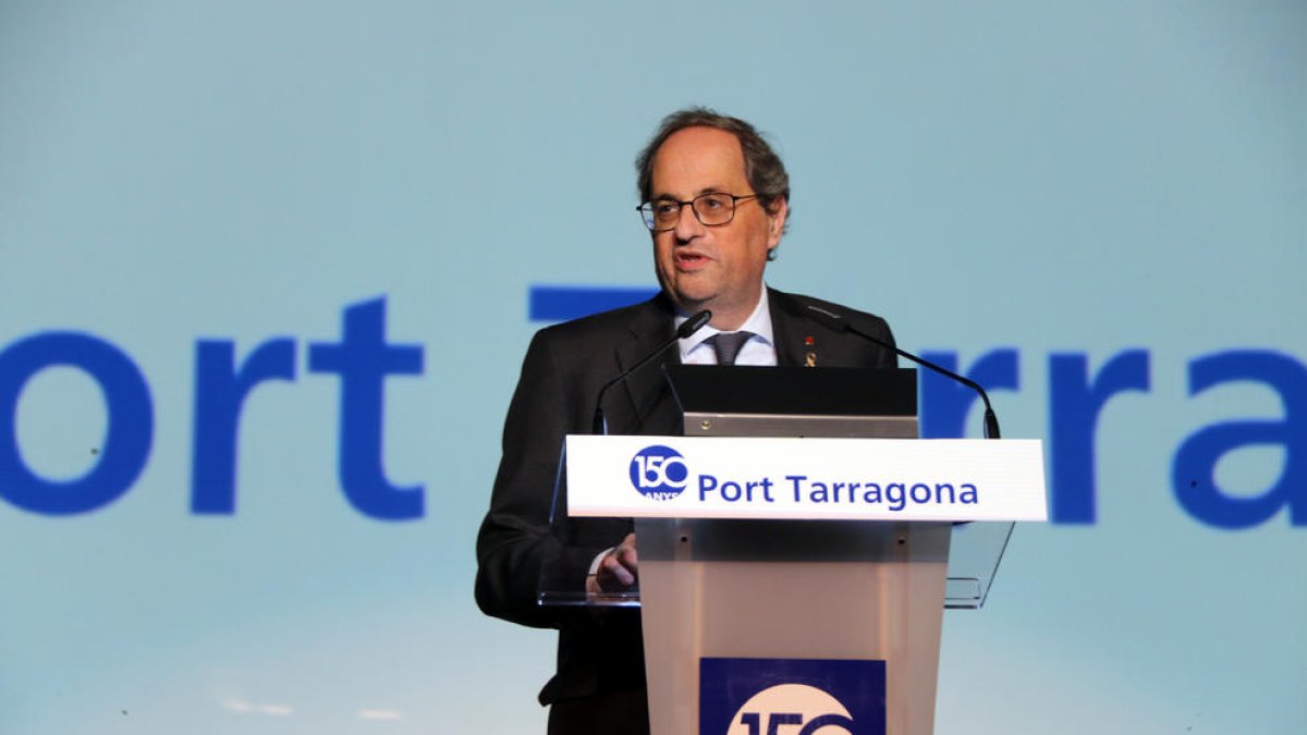 Plano medio del presidente de la Generalitat, Quim Torra, interviniendo desde un atril durante el acto del 150º aniversario del puerto de Tarragona.